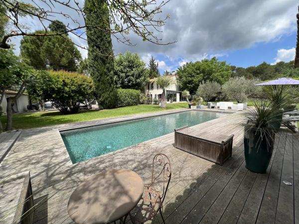 HOUSE - 10 MINUTES FROM AIX EN PROVENCE