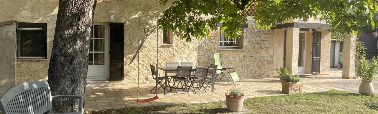 Beautiful village house with swimming pool, 700 metres from the village Seillans.